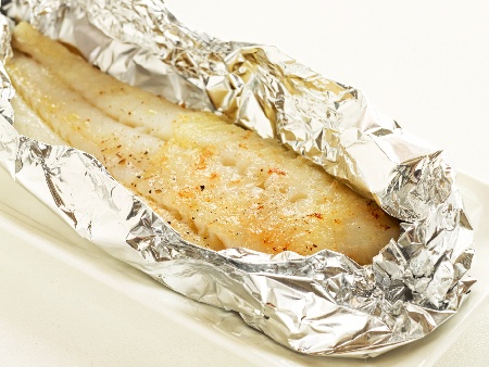 Печено филе от бяла риба с лимон и чесън във фолио на фурна - снимка на рецептата